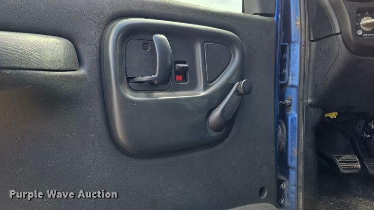 image for item DQ0212 2005 GMC C6500  flatbed truck