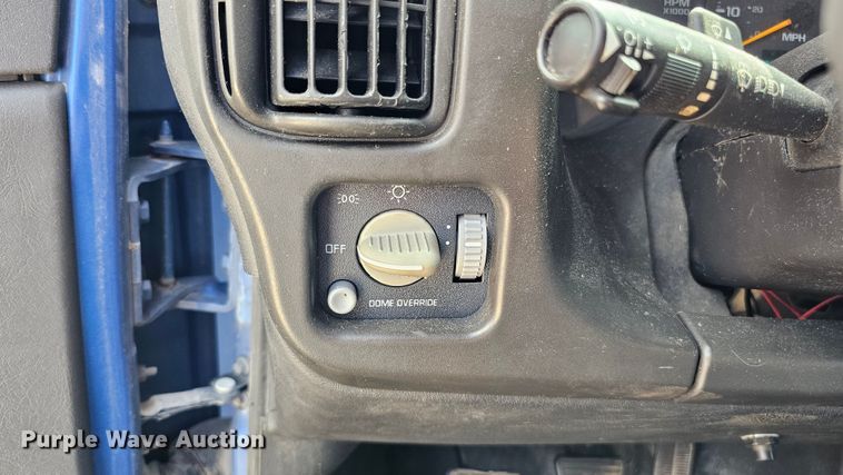 image for item DQ0212 2005 GMC C6500  flatbed truck