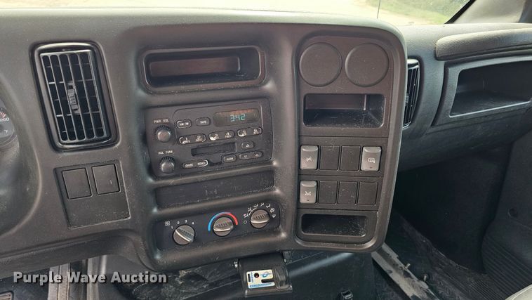 image for item DQ0212 2005 GMC C6500  flatbed truck