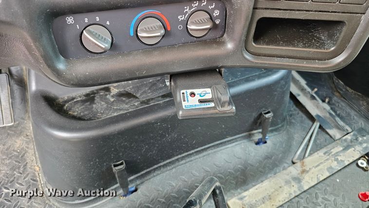 image for item DQ0212 2005 GMC C6500  flatbed truck