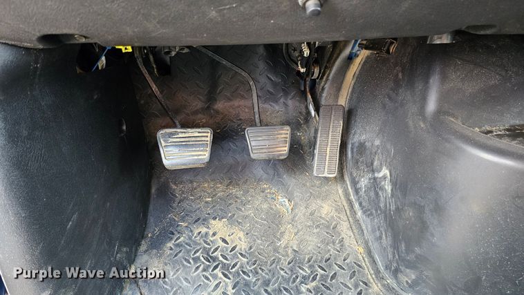 image for item DQ0212 2005 GMC C6500  flatbed truck