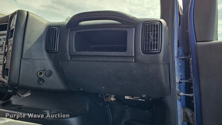 image for item DQ0212 2005 GMC C6500  flatbed truck