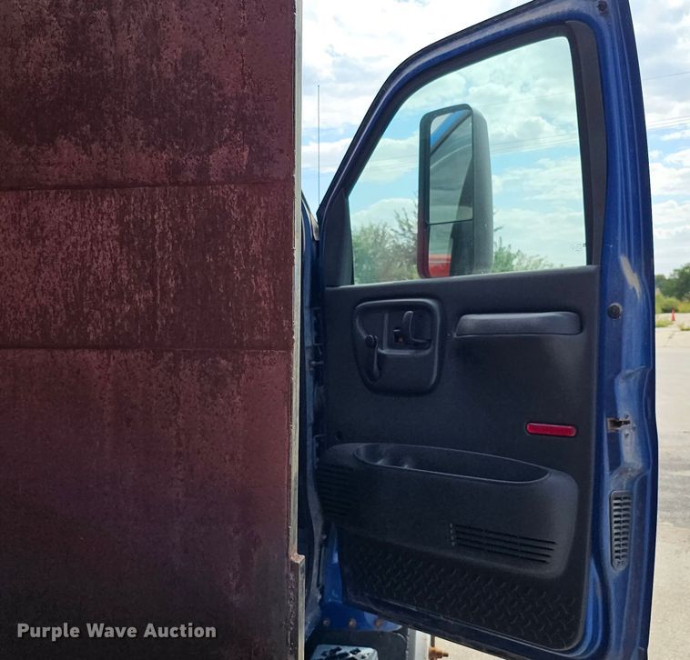 image for item DQ0212 2005 GMC C6500  flatbed truck