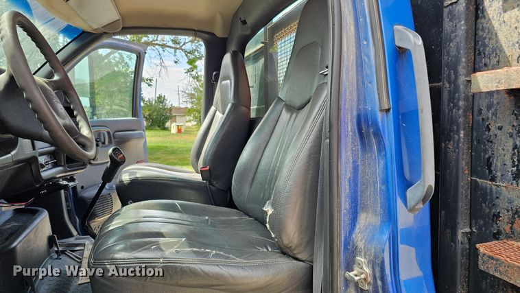 image for item DQ0212 2005 GMC C6500  flatbed truck