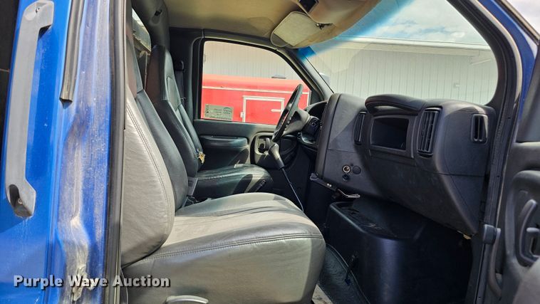 image for item DQ0212 2005 GMC C6500  flatbed truck