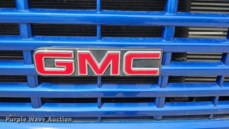 image for item DQ0212 2005 GMC C6500  flatbed truck