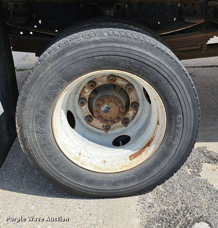 image for item DQ0212 2005 GMC C6500  flatbed truck