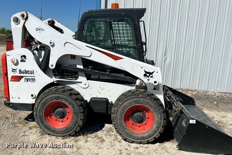 image for item DQ0917 2019 Bobcat S740  skid steer loader