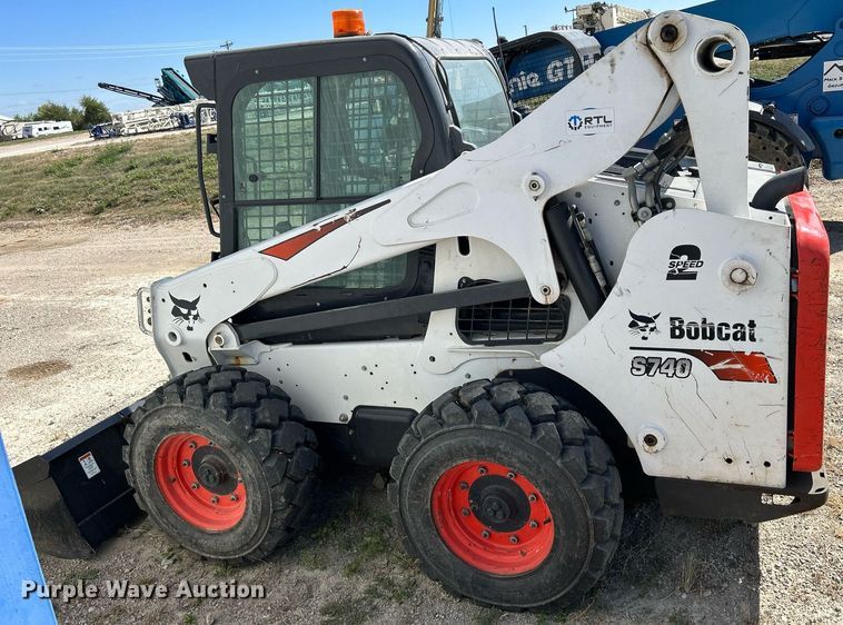 image for item DQ0917 2019 Bobcat S740  skid steer loader