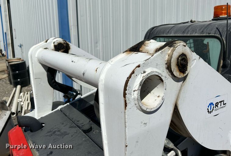 image for item DQ0917 2019 Bobcat S740  skid steer loader