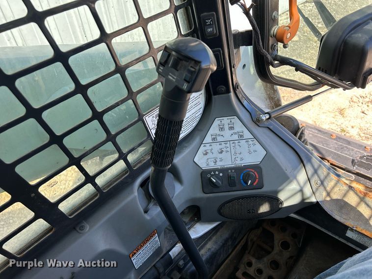 image for item DQ0917 2019 Bobcat S740  skid steer loader