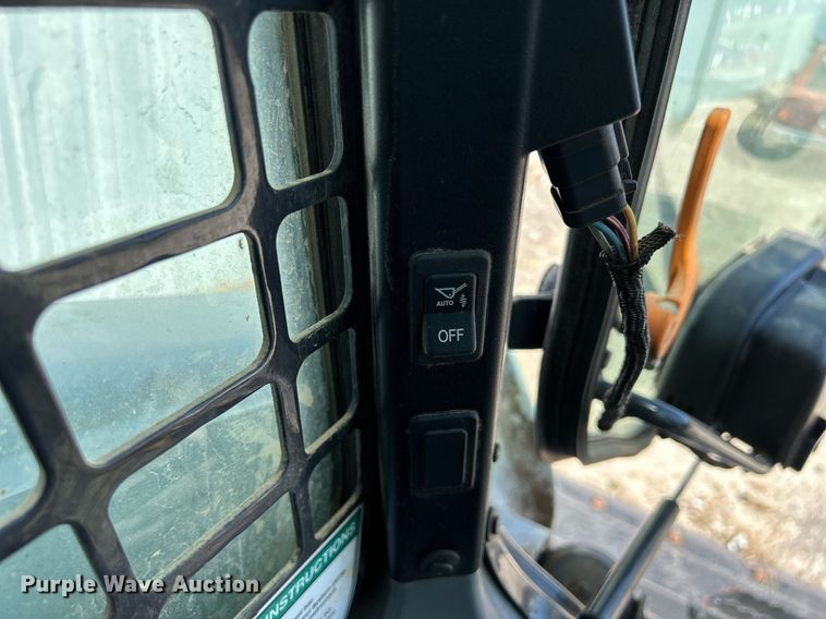 image for item DQ0917 2019 Bobcat S740  skid steer loader