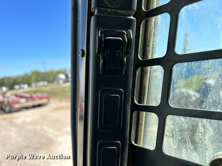 image for item DQ0917 2019 Bobcat S740  skid steer loader