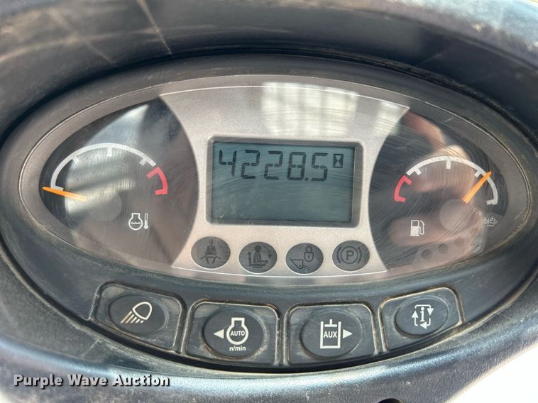 image for item DQ0917 2019 Bobcat S740  skid steer loader