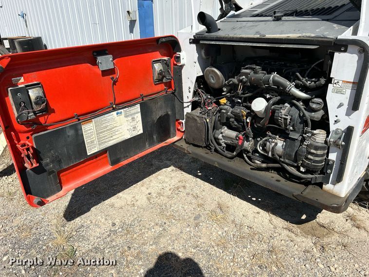 image for item DQ0917 2019 Bobcat S740  skid steer loader