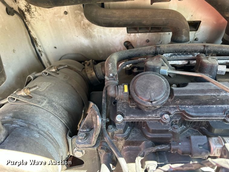 image for item DQ0917 2019 Bobcat S740  skid steer loader