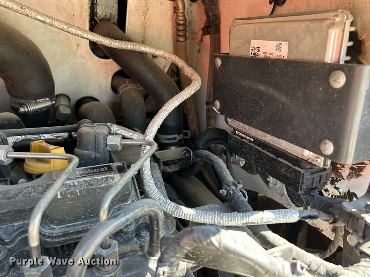 image for item DQ0917 2019 Bobcat S740  skid steer loader