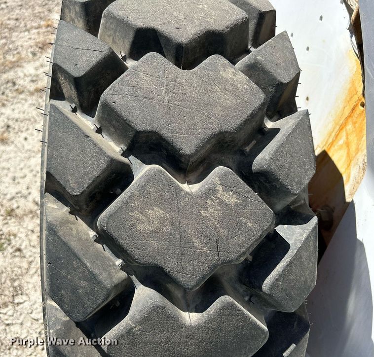 image for item DQ0917 2019 Bobcat S740  skid steer loader