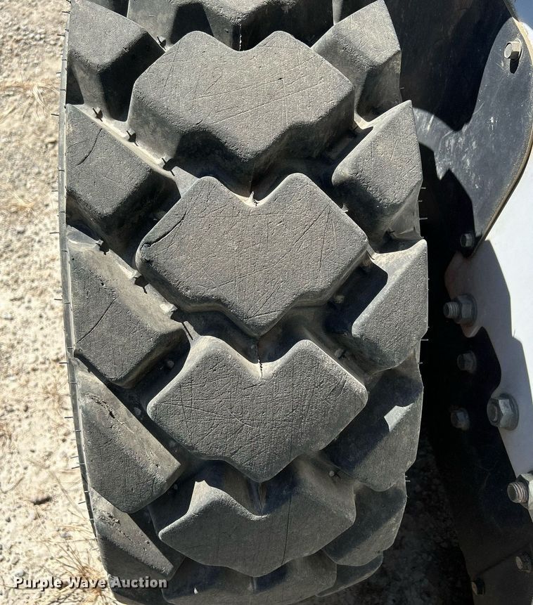 image for item DQ0917 2019 Bobcat S740  skid steer loader