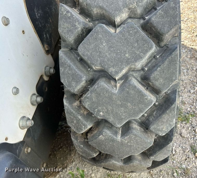 image for item DQ0917 2019 Bobcat S740  skid steer loader