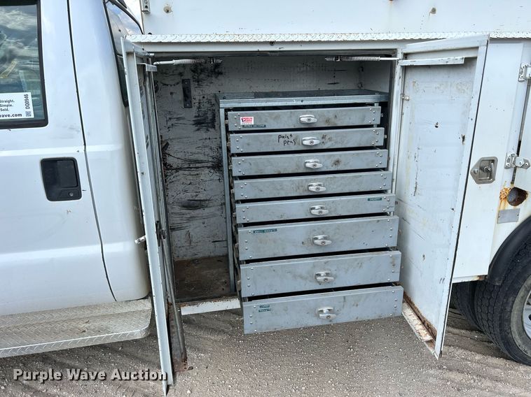 image for item DQ0946 2001 Ford F550 XL Super Duty  utility / service truck