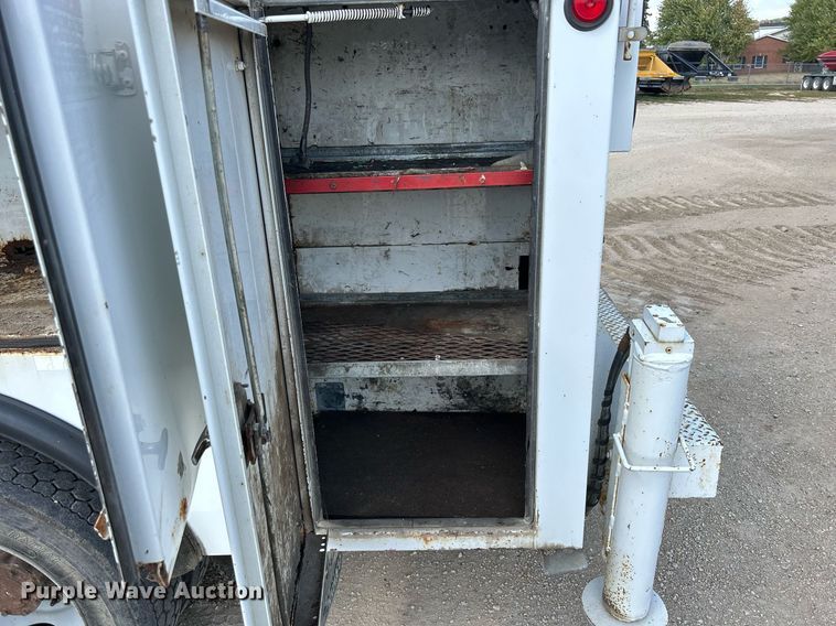 image for item DQ0946 2001 Ford F550 XL Super Duty  utility / service truck