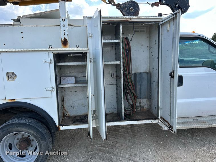 image for item DQ0946 2001 Ford F550 XL Super Duty  utility / service truck