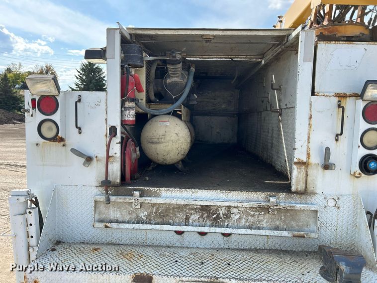 image for item DQ0946 2001 Ford F550 XL Super Duty  utility / service truck