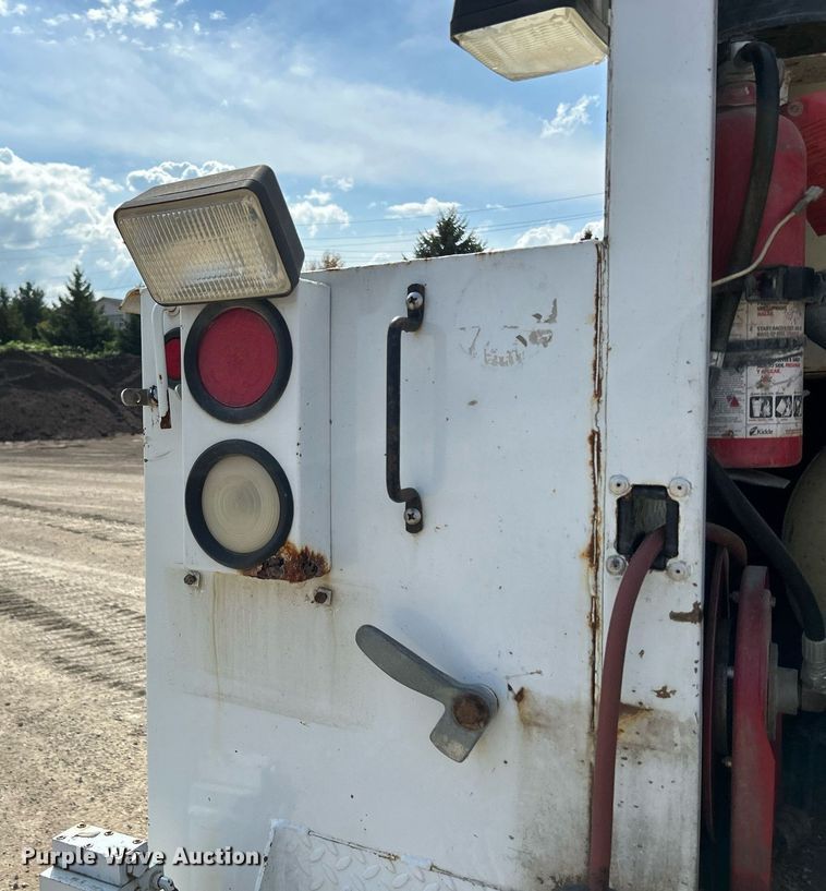 image for item DQ0946 2001 Ford F550 XL Super Duty  utility / service truck