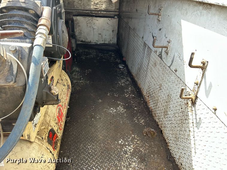 image for item DQ0946 2001 Ford F550 XL Super Duty  utility / service truck