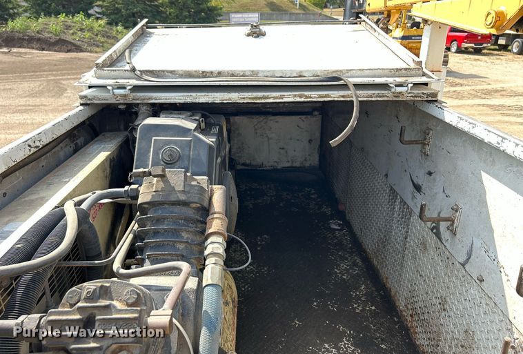 image for item DQ0946 2001 Ford F550 XL Super Duty  utility / service truck