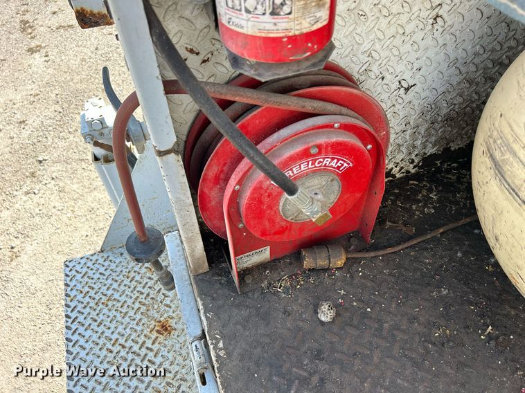 image for item DQ0946 2001 Ford F550 XL Super Duty  utility / service truck