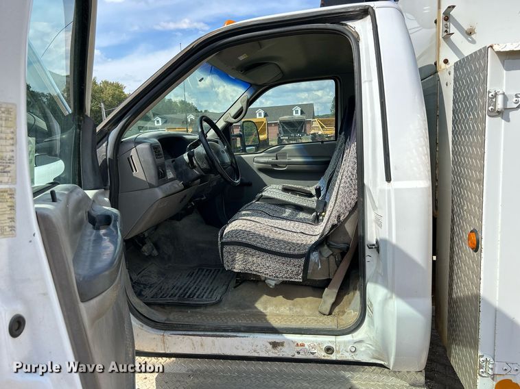 image for item DQ0946 2001 Ford F550 XL Super Duty  utility / service truck