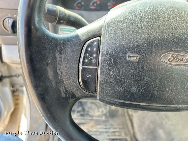 image for item DQ0946 2001 Ford F550 XL Super Duty  utility / service truck