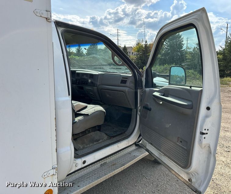 image for item DQ0946 2001 Ford F550 XL Super Duty  utility / service truck