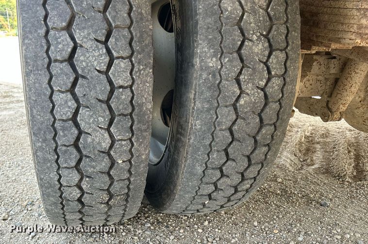 image for item DQ0946 2001 Ford F550 XL Super Duty  utility / service truck