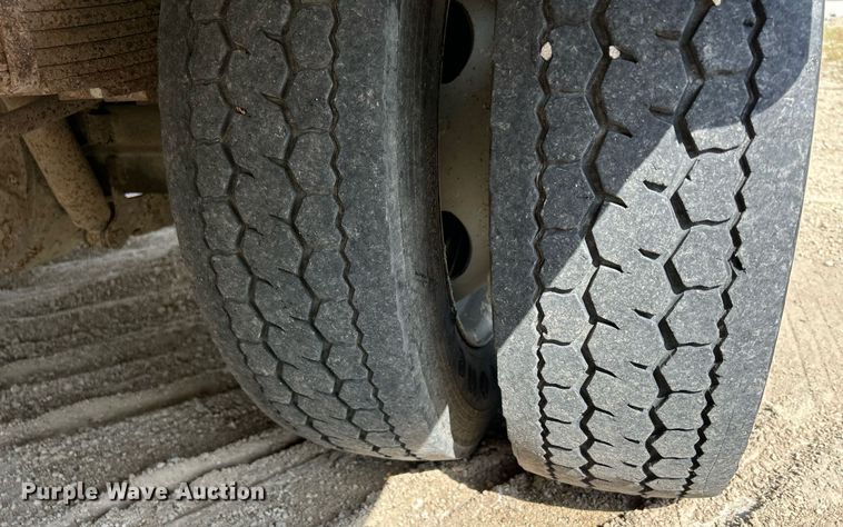 image for item DQ0946 2001 Ford F550 XL Super Duty  utility / service truck