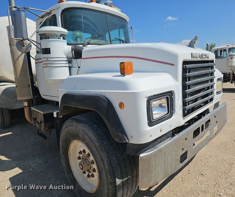 image for item DQ1087 1993 Mack RD960S  ready mix truck
