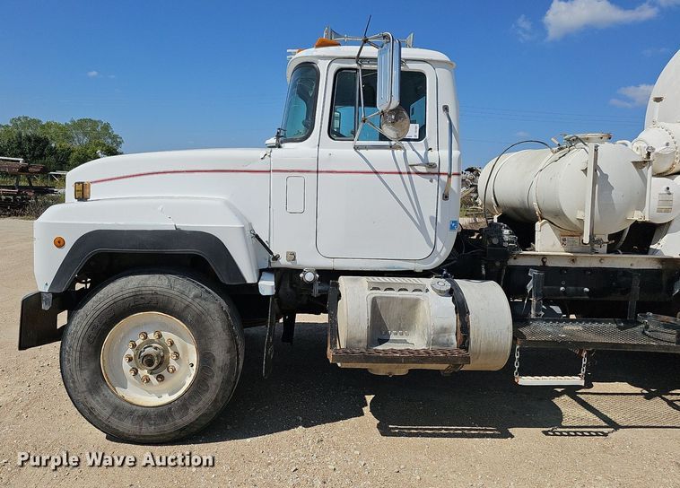 image for item DQ1087 1993 Mack RD960S  ready mix truck