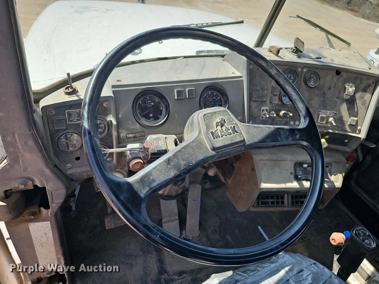 image for item DQ1087 1993 Mack RD960S  ready mix truck