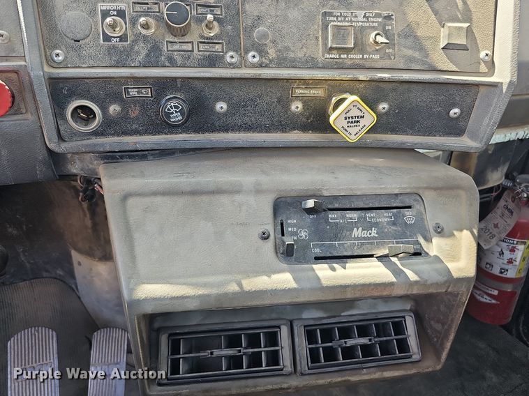 image for item DQ1087 1993 Mack RD960S  ready mix truck