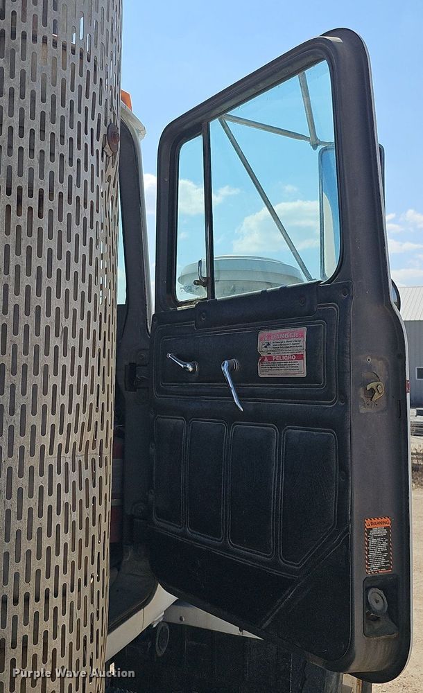 image for item DQ1087 1993 Mack RD960S  ready mix truck