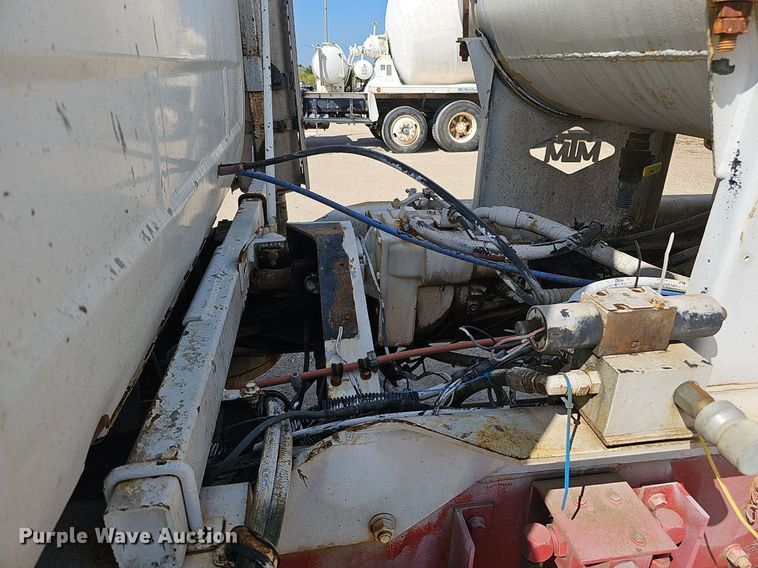 image for item DQ1088 1993 Mack RD690S  ready mix truck