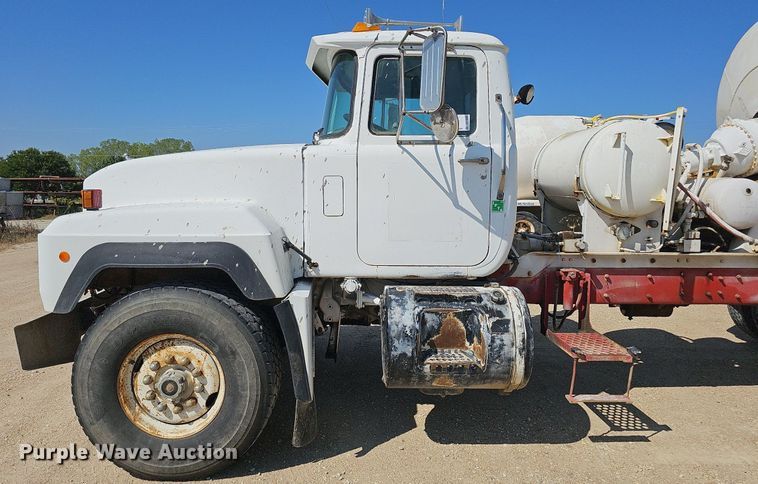 image for item DQ1088 1993 Mack RD690S  ready mix truck