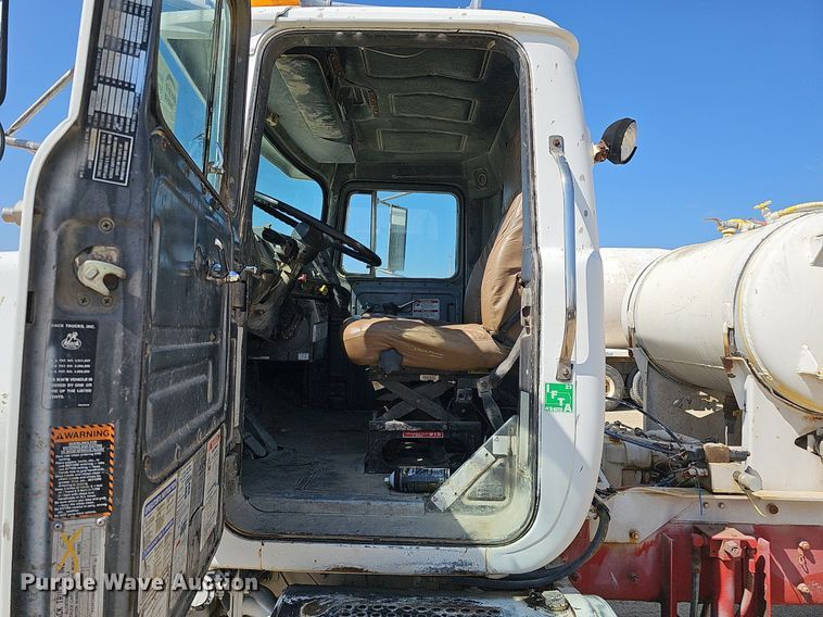 image for item DQ1088 1993 Mack RD690S  ready mix truck