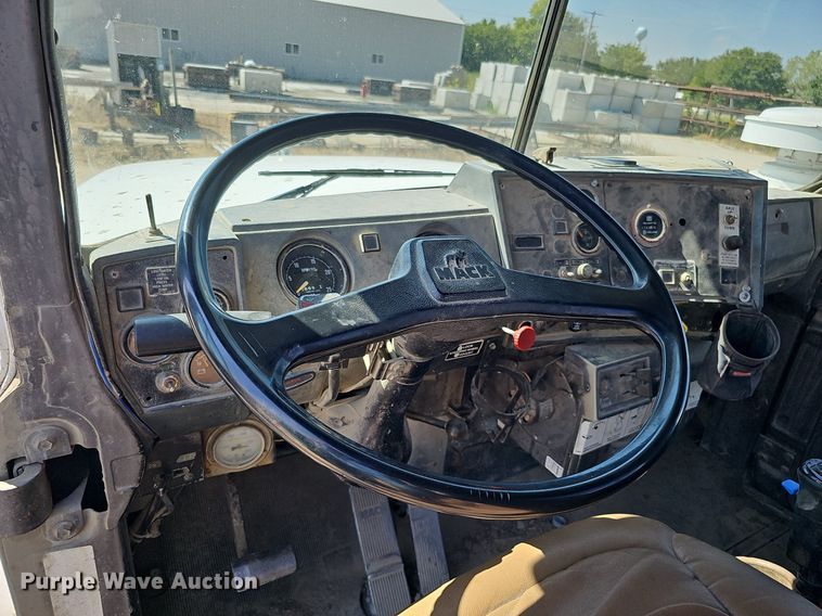 image for item DQ1088 1993 Mack RD690S  ready mix truck