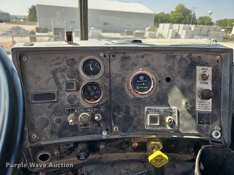 image for item DQ1088 1993 Mack RD690S  ready mix truck