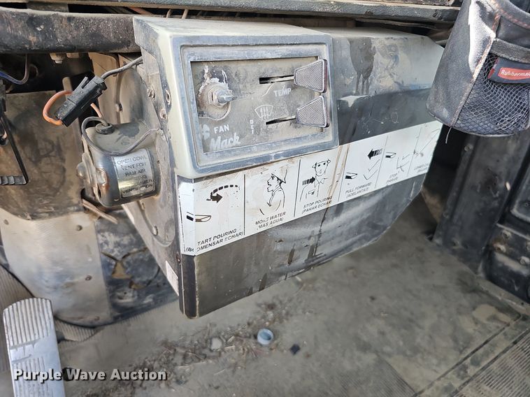 image for item DQ1088 1993 Mack RD690S  ready mix truck