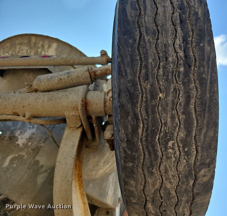 image for item DQ1088 1993 Mack RD690S  ready mix truck