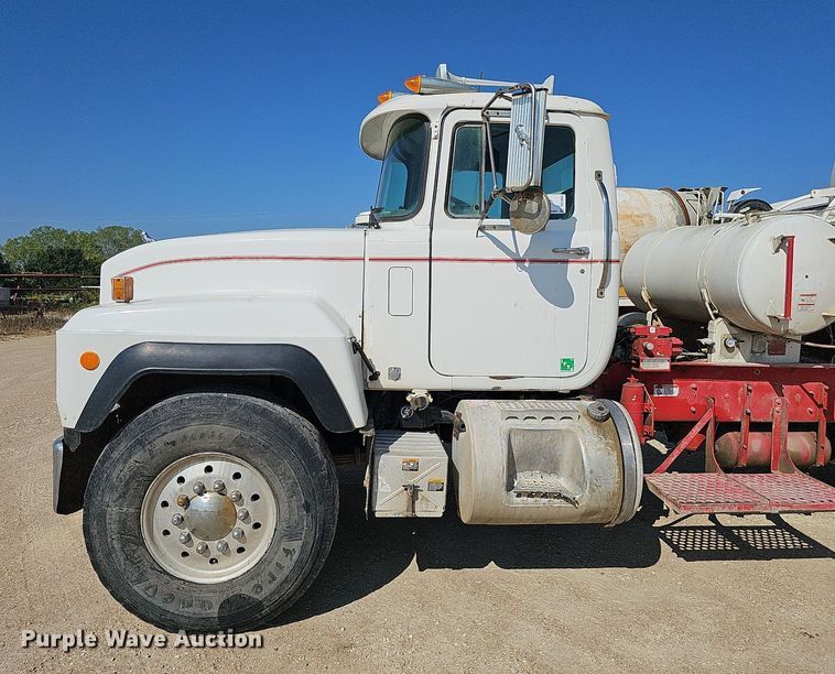 image for item DQ1089 2000 Mack RD690S  ready mix truck